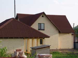 Фото крыши из коричневого ондулина